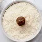 Gesunde Kakao-Dattel-Bällchen, ein süßer und energiereicher Snack aus reichhaltigem Kakao und natürlichen Datteln.
